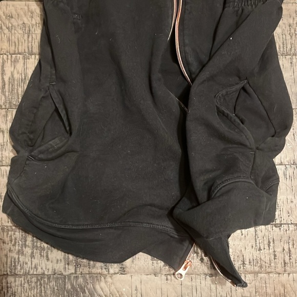 Black hooded maternity sweater with pockets - Picture 3 of 4